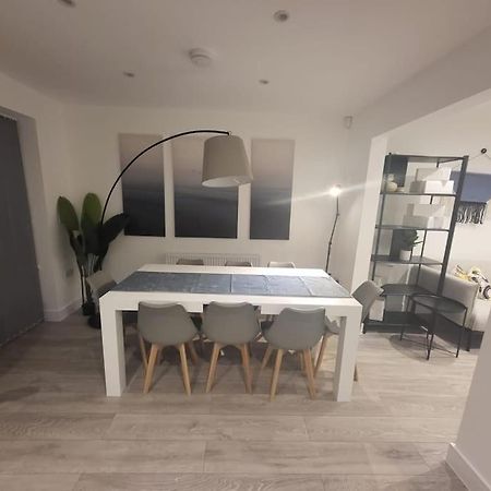 New 4 Bedrm House! Parking. 10Min To City / Etihad Manchester Exterior photo