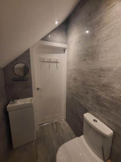 New 4 Bedrm House! Parking. 10Min To City / Etihad Manchester Exterior photo