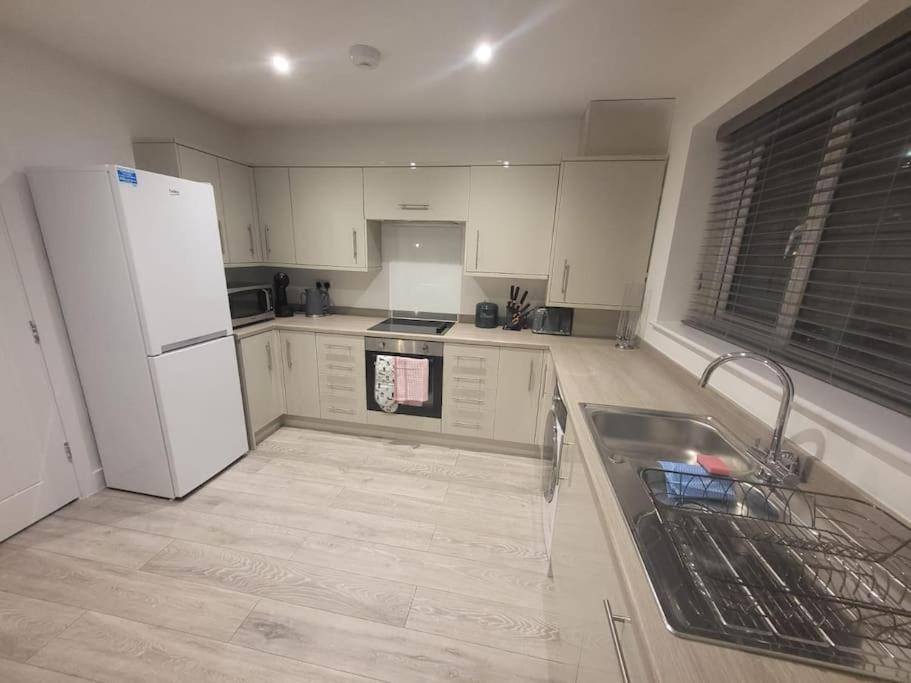 New 4 Bedrm House! Parking. 10Min To City / Etihad Manchester Exterior photo