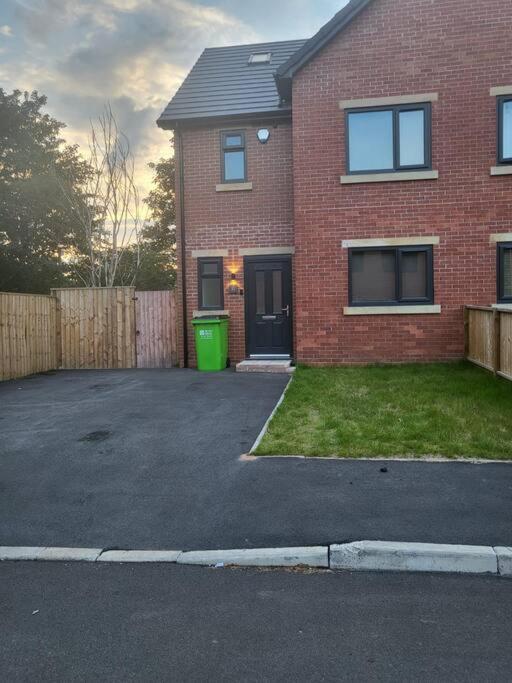New 4 Bedrm House! Parking. 10Min To City / Etihad Manchester Exterior photo