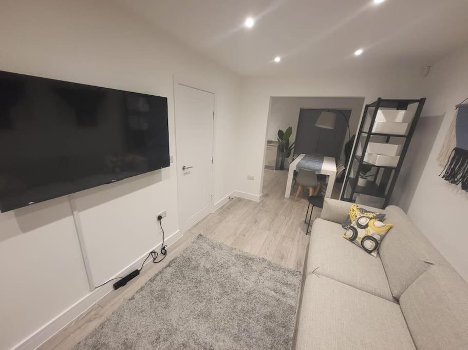 New 4 Bedrm House! Parking. 10Min To City / Etihad Manchester Exterior photo
