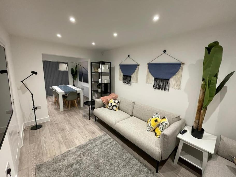 New 4 Bedrm House! Parking. 10Min To City / Etihad Manchester Exterior photo